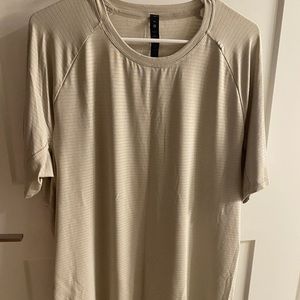 Lululemon Men’s Drysense Classic Fit Short Sleeve in XL